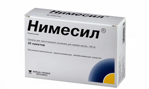 Порошок Немисила для борьбы с простудными заболеваниями растворяют в 200 г воды. Употребляют после еды